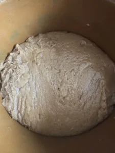 Ciasto w naczyniu zwanym kamionką