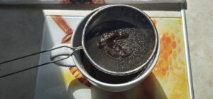 Filtrowanie kawy do Cold Brew z miodem