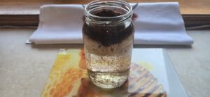 Kawa wymieszana z wodą jako baza do Cold Brew