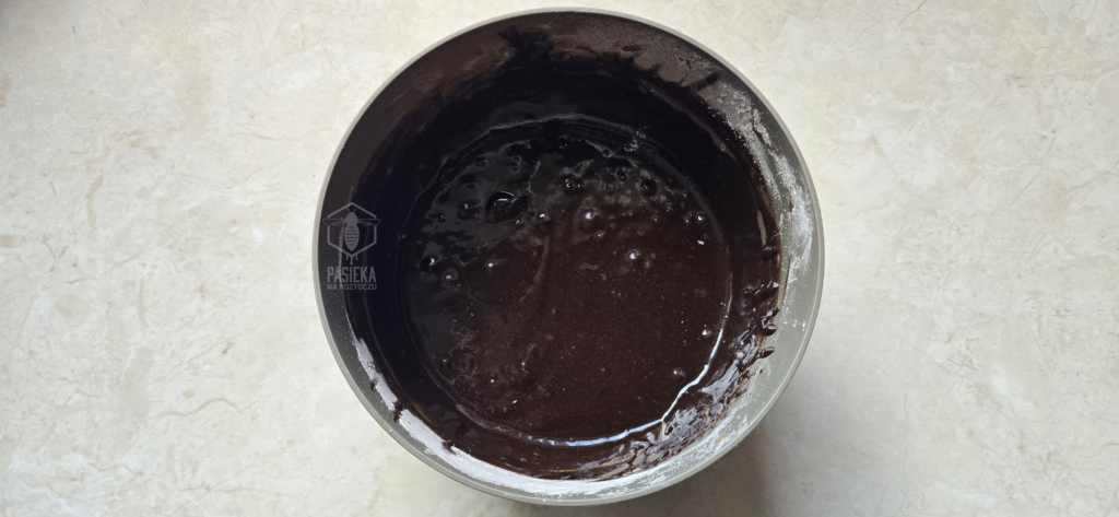 Gęste i lśniące ciasto czekoladowe na brownie, gotowe do przelania do foremek